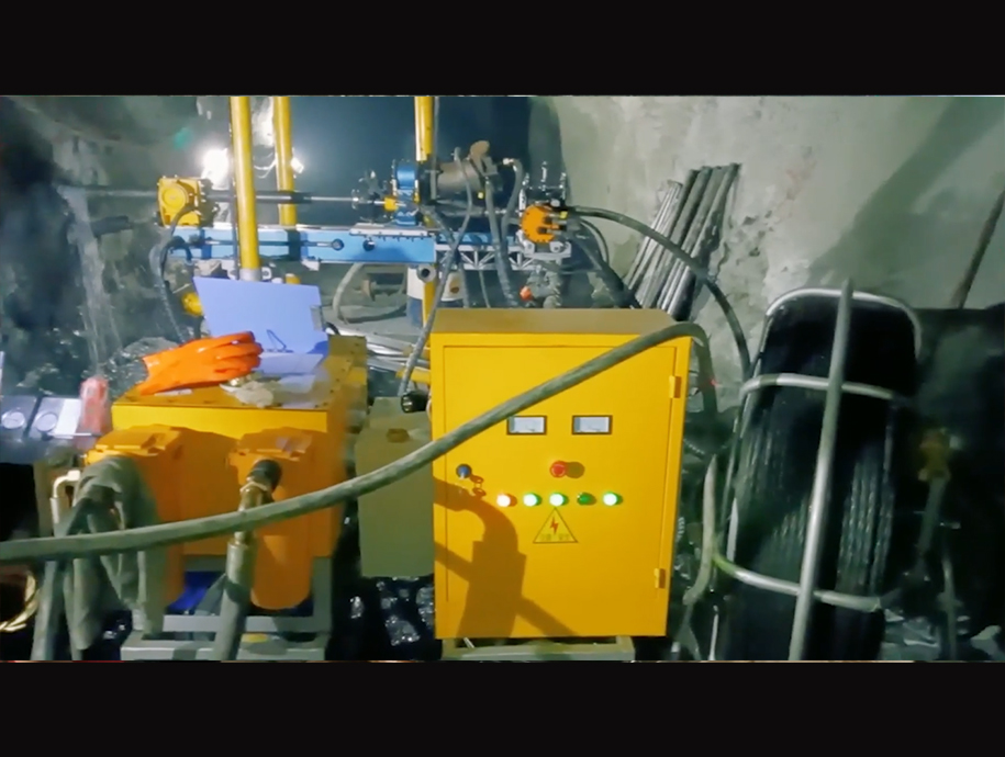 钢索取芯 探矿钻机 在中国华冶西北分公司 现场开机
