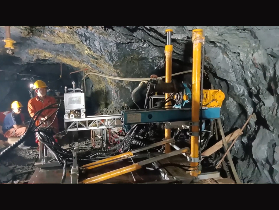 钢索取芯 第三台探矿钻机 在广西佛子 现场开机探矿