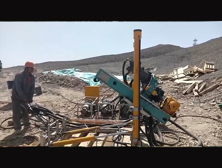钢索取芯 探矿钻机 在新疆天隆镍矿 现场钻探施工