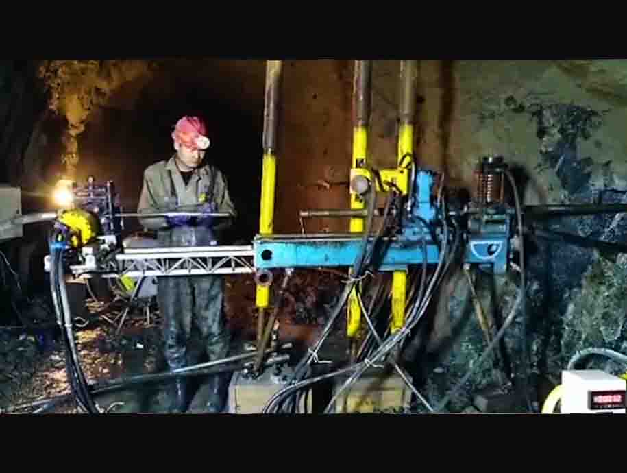 钢索取芯 探矿钻机 在青海格尔木融金 现场施工钻探